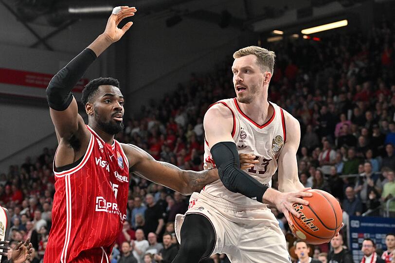 Bambergs Verteidiger bedr&auml;ngt Bayerns Topscorer Andreas Obst, der trotz 31 Punkten die Ausw&auml;rtspleite in der wiederentfachten &bdquo;H&ouml;lle&ldquo; von Bamberg nicht verhindern kann.