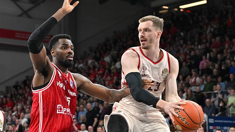 Bambergs Verteidiger bedr&auml;ngt Bayerns Topscorer Andreas Obst, der trotz 31 Punkten die Ausw&auml;rtspleite in der wiederentfachten &bdquo;H&ouml;lle&ldquo; von Bamberg nicht verhindern kann.