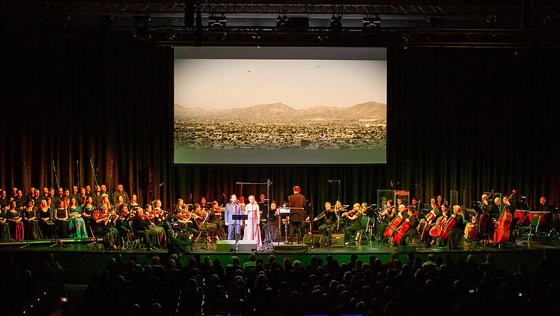Solisten, Chor und Orchester lassen Hans Zimmers Filmmusik vor der Leinwand live erklingen. Solisten, Chor und Orchester lassen Hans Zimmers Filmmusik vor der Leinwand live erklingen.