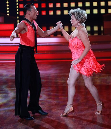 Die Promis bei Let's Dance geben Gas, zeigen immer mehr nackte Haut, immer gewagtere Outfits - sehen Sie hier die heißen Bilder...