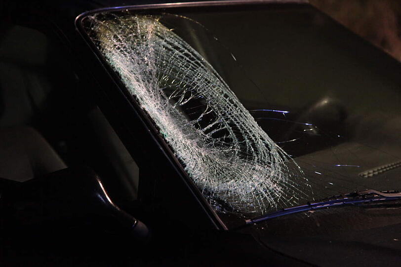 Nach dem tragischen Unfall verstirbt der 27- jährige Fußgänger noch am Unfallsort