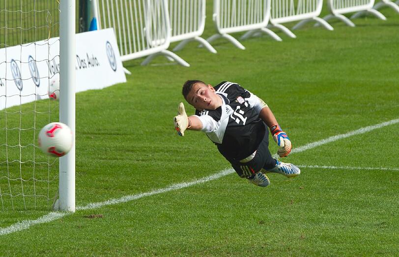 Auch Jung-Torwart Leopold Zingerle streckt sich einem Ball hinterher.