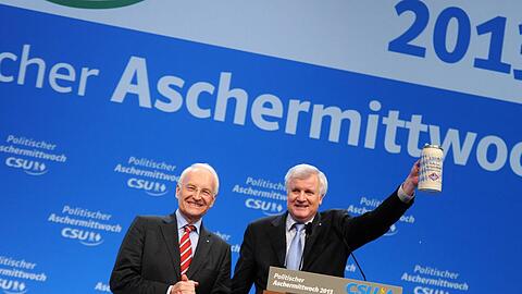 Sangen zum Schluss sogar gemeinsam ein Haindling-Lied: Edmund Stoiber und Horst Seehofer.