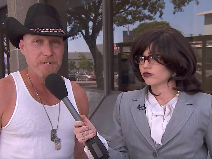 Miley Cyrus stellt verkleidet als Reporterin ahnungslosen Passanten Fragen zu sich selbst