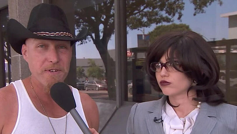 Miley Cyrus stellt verkleidet als Reporterin ahnungslosen Passanten Fragen zu sich selbst Miley Cyrus stellt verkleidet als Reporterin ahnungslosen Passanten Fragen zu sich selbst