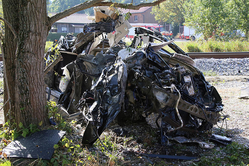 Zug erfasst Auto mit Familie: Bilder von der Unfallstelle.