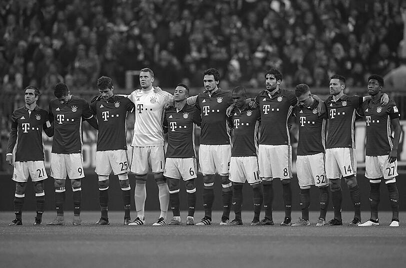 "Der FC Bayern gedenkt der Opfer und Angehörigen des Flugzeugabsturzes in Kolumbien."