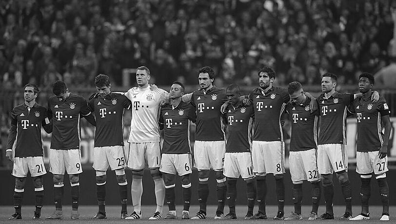 "Der FC Bayern gedenkt der Opfer und Angehörigen des Flugzeugabsturzes in Kolumbien." "Der FC Bayern gedenkt der Opfer und Angehörigen des Flugzeugabsturzes in Kolumbien."