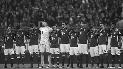 "Der FC Bayern gedenkt der Opfer und Angehörigen des Flugzeugabsturzes in Kolumbien."