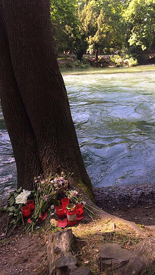 Einen Tag nach der Tragödie: Blumen und Kerzen am Eisbach im Englischen Garten.