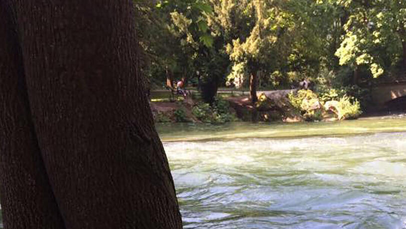 Einen Tag nach der Tragödie: Blumen und Kerzen am Eisbach im Englischen Garten. Einen Tag nach der Tragödie: Blumen und Kerzen am Eisbach im Englischen Garten.