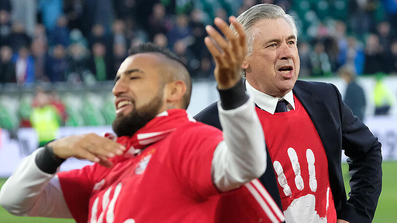 Folgt Arturo Vidal (l.) seinem ehemaligen Trainer Carlo Ancelotti nach Neapel?
