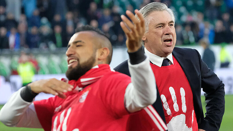 Folgt Arturo Vidal (l.) seinem ehemaligen Trainer Carlo Ancelotti nach Neapel?
