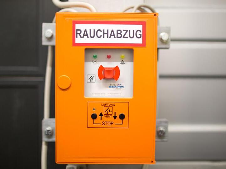 Ein Steuergerät zum Rauchabzug auf der Baustelle des Flughafens (BER).