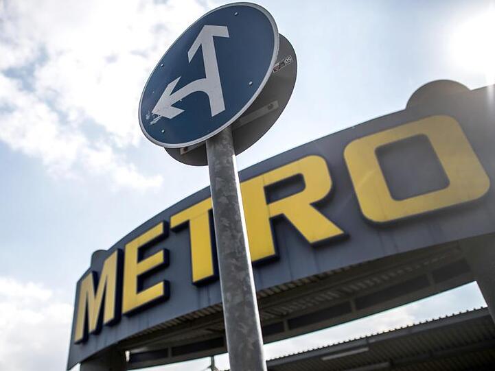 Ein Verkehrsschild steht vor einem Metro-Markt. Foto: Federico Gambarini/Archivbild