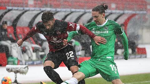 Der Nürnberger Enrico Valentini (l) kämpft mit Valmir Sulejmani von Hannover 96 um den Ball.