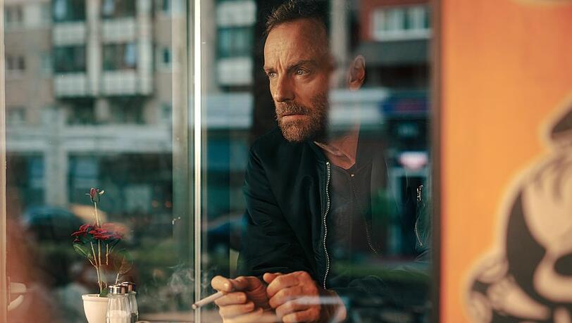 "Tatort: Das Opfer": Von "Memo's Tattoo & Döner" - dem "besten Döner-Tattoo-Store der Welt" - aus beobachtet Kommissar Robert Karow (Mark Waschke, Foto) den Nachtclub von Mesut Günes (Sahin Eryilmaz).