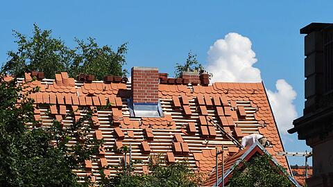 Für den klimagerechten Umbau aller deutschen Wohnimmobilien wären laut einer Studie rund 1,4 Billionen Euro nötig. (Archivbild)