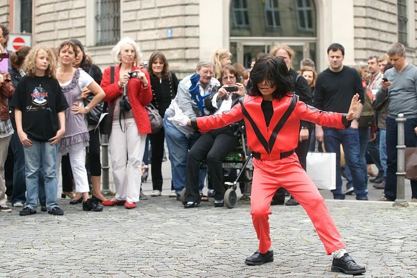 Fans gedenken ihrem Idol Michael Jackson an dem Denkmal vor dem Hotel "Bayerischer Hof".