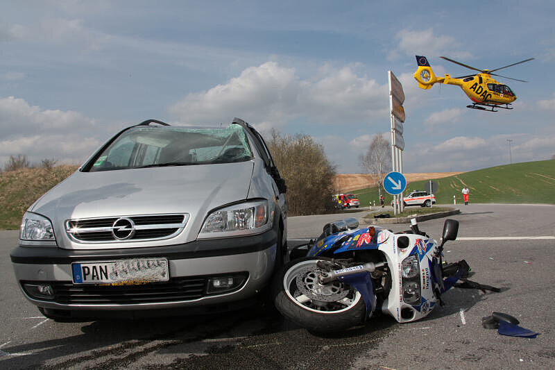 Ein 67-jähriger Rentner nimmt einem Motorradfahrer die Vorfahrt. Der wird schwer verletzt.