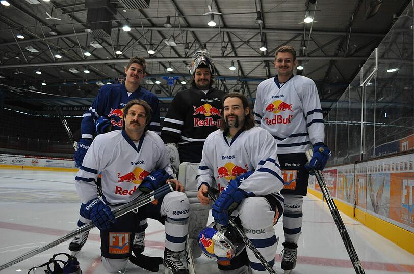 Die Schnauzer-Brigade des EHC: Martin Buchwieser, Jochen Reimer, Christian Wichert (oben, v.l.) und Blake Sloan mit Ty Morris (unten). Foto: ho