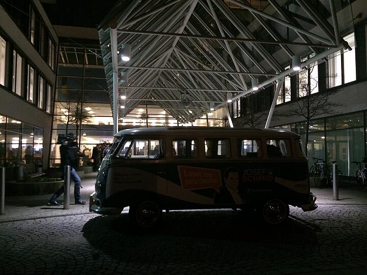 Der Wahlkampfbus von Oberbürgermeisterkandidat Josef Schmid (CSU) vor dem KVR.