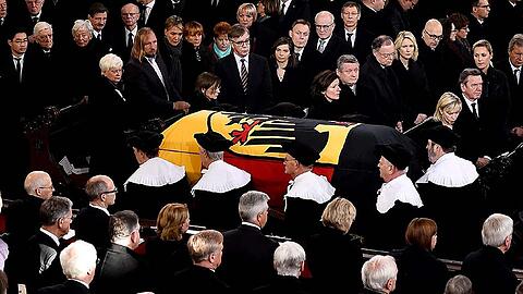 Mit einer Deutschlandfahne bedeckt wird der Sarg Helmut Schmidts aus der Kirche Sankt Michaelis getragen.