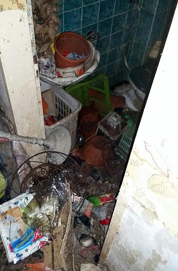 Müll, Exkremente, Tier-Kadaver: Die Bilder aus dem Horror-Haus sind kaum zu ertragen.