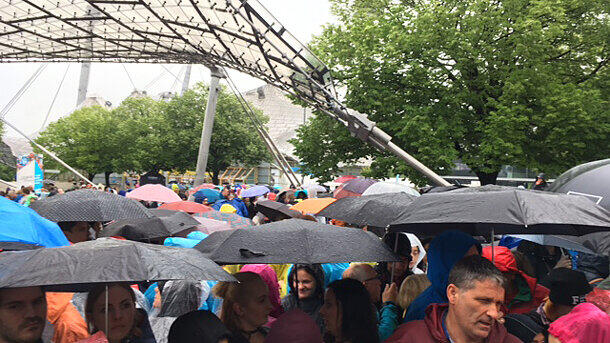 Coldplay? - Wetplay! - Im Münchner Regen warten die Fans auf den Einlass ins Olympiastadion.