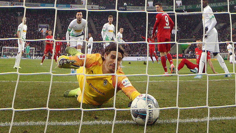 Eine von nur zwei Niederlagen: Am 7. Dezember 2019 unterliegen die Bayern mit 1:2 bei Borussia Mönchengladbach. Eine von nur zwei Niederlagen: Am 7. Dezember 2019 unterliegen die Bayern mit 1:2 bei Borussia Mönchengladbach.