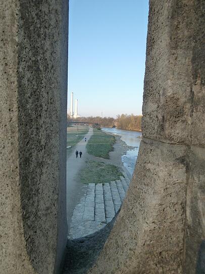 Der Blick auf die Braunauer Eisenbahnbrücke und das Heizkraftwerk Süd von der Wittelsbacher Brücke.
