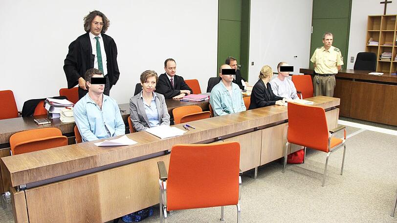 Die Angeklagten vor Gericht.