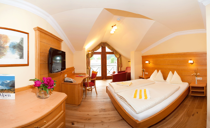 Neu renoviert & liebevoll gestaltet: Großzügige Komfortstudios und Familienstudios mit Wohnbereich, Dusche, WC, Kabel-TV, Telefon, Zimmersafe, Föhn und teilweise Balkon.