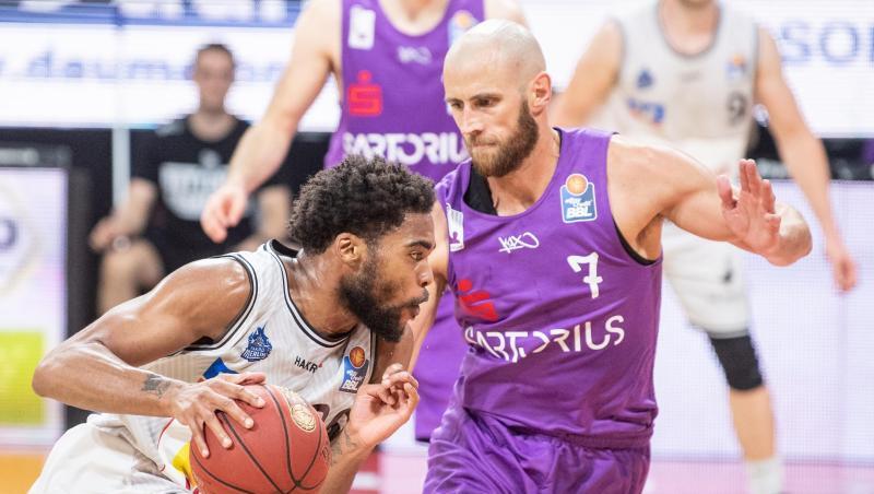 Javontae Hawkins von Crailsheim (l) und Alex Ruoff von Göttingen kämpfen um den Ball.