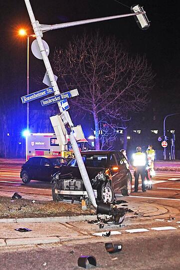 Bei dem Zusammenstoß wurde der Pkw so stark beschädigt, dass unzählige Fahrzeugteile über den Kreuzungsbereich verteilt waren.