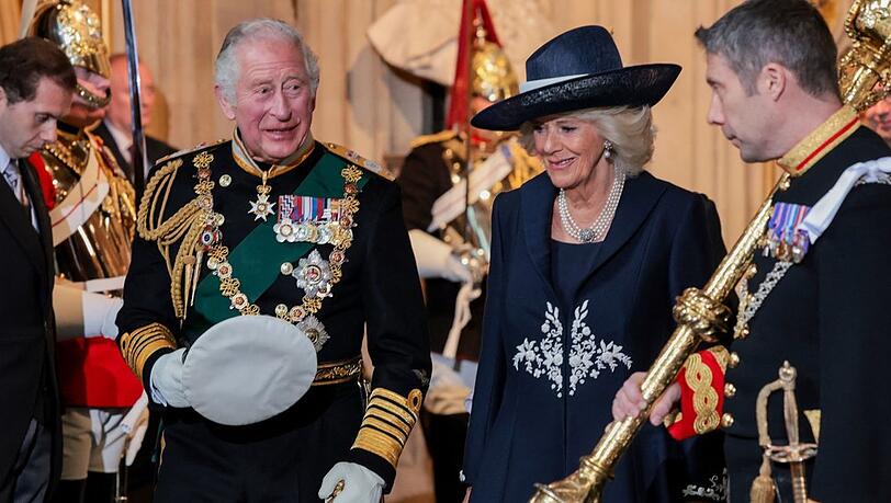 Parlamentseröffnung in London: Prinz Charles in Uniform, Herzogin Camilla im Designermantel.