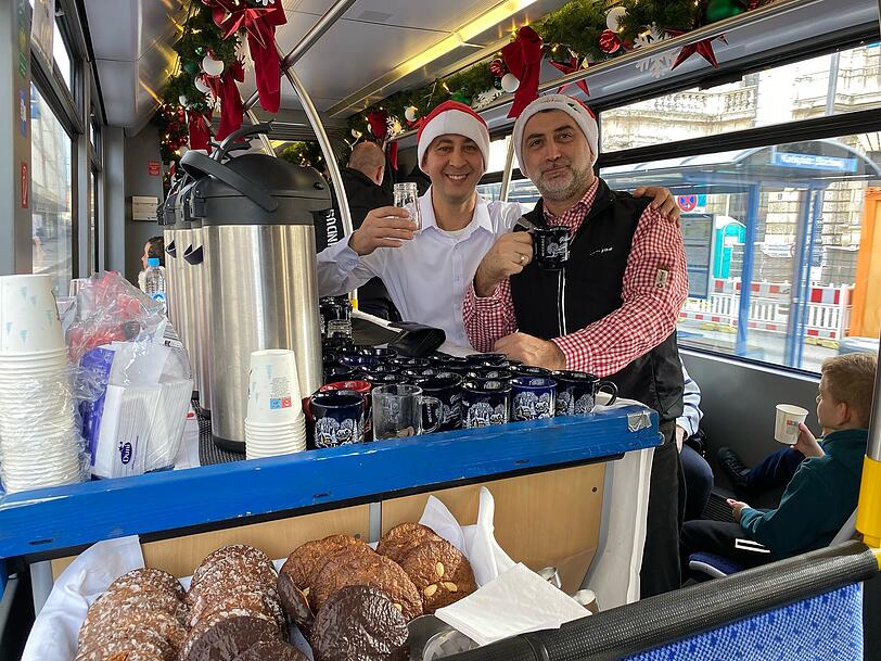 Die festlich dekorierte Christkindltram hat sogar einen Glühwein- und Punsch-Aussschank mit Lebkuchen an Bord.