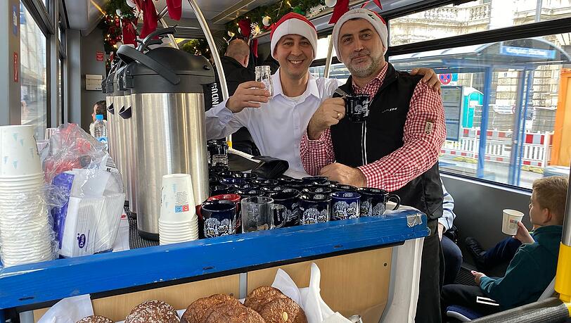 Die festlich dekorierte Christkindltram hat sogar einen Glühwein- und Punsch-Aussschank mit Lebkuchen an Bord.