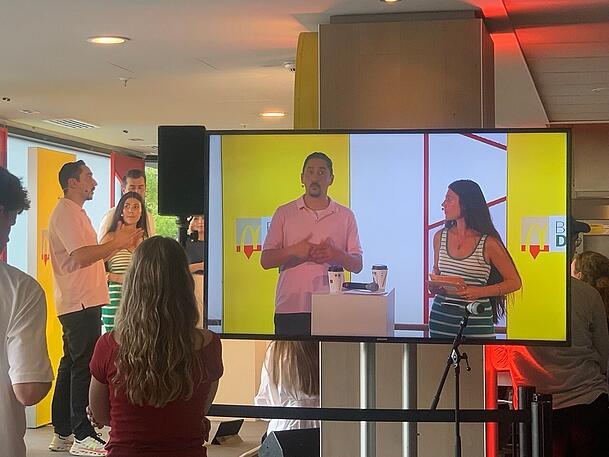 Beim "McDonald's Burger Dialog" in Berlin diskutierte Eko Fresh mit Gesichtern aus der Politik über ehrenamtliches Engagement. Anschließend bat ihn die AZ zum Interview. Beim "McDonald's Burger Dialog" in Berlin diskutierte Eko Fresh mit Gesichtern aus der Politik über ehrenamtliches Engagement. Anschließend bat ihn die AZ zum Interview.