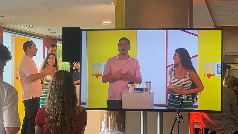 Beim "McDonald's Burger Dialog" in Berlin diskutierte Eko Fresh mit Gesichtern aus der Politik über ehrenamtliches Engagement. Anschließend bat ihn die AZ zum Interview. Beim "McDonald's Burger Dialog" in Berlin diskutierte Eko Fresh mit Gesichtern aus der Politik über ehrenamtliches Engagement. Anschließend bat ihn die AZ zum Interview.