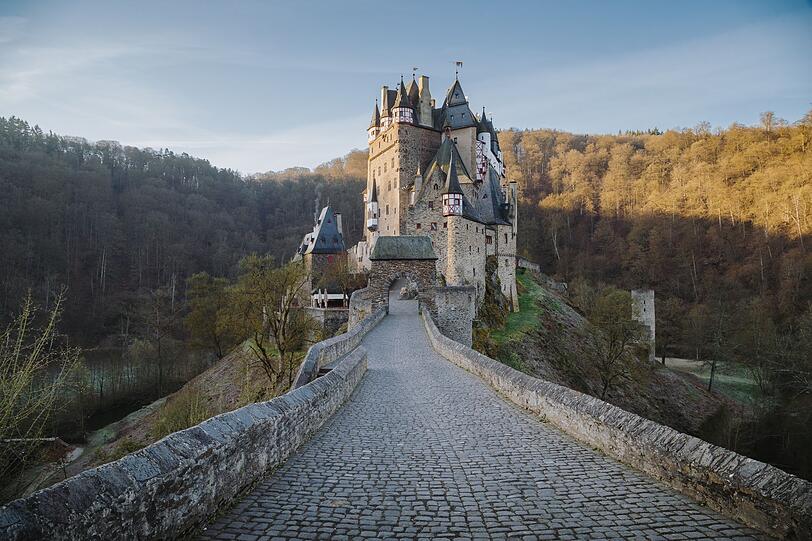 Ohne Zeichen der Zeit: Die Höhenburg Burg Eltz im Tal der Elz in der Eifel hat hingegen alle Kriege in der Region weitestgehend unbeschadet überstanden. Aber nicht nur deshalb ist die Burg aus dem 12. Jahrhundert eine Reise wert. Denn auch die Szenerie um die mittelalterliche Burg ist einfach atemberaubend. Burg Eltz liegt auf einem Fels mit vielen Wanderwegen durch das wunderschöne Naturschutzgebiet. Ohne Zeichen der Zeit: Die Höhenburg Burg Eltz im Tal der Elz in der Eifel hat hingegen alle Kriege in der Region weitestgehend unbeschadet überstanden. Aber nicht nur deshalb ist die Burg aus dem 12. Jahrhundert eine Reise wert. Denn auch die Szenerie um die mittelalterliche Burg ist einfach atemberaubend. Burg Eltz liegt auf einem Fels mit vielen Wanderwegen durch das wunderschöne Naturschutzgebiet.