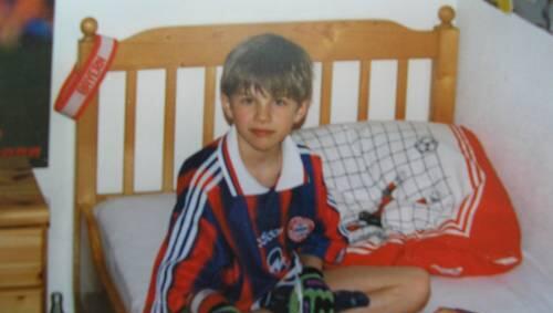Auch wenn’s hier anders aussieht: Thomas Müller sei als Kind ein „eher gemäßigter Bayern-Fan“ gewesen – sagt seine Mutter. Auch wenn’s hier anders aussieht: Thomas Müller sei als Kind ein „eher gemäßigter Bayern-Fan“ gewesen – sagt seine Mutter.