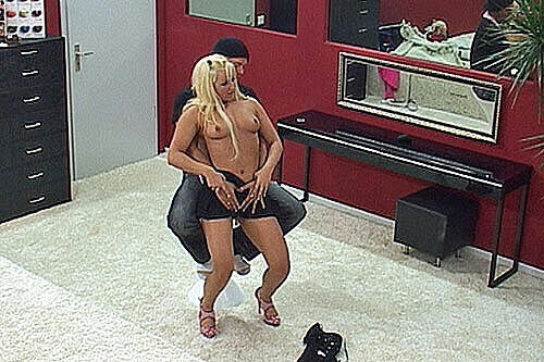 Auch die Big-Brother Bewohner hat das Tanzfieber gepackt und so legt die heiße Blondine Lilly einen kleinen Striptease für Mitbewohner Robert hin..