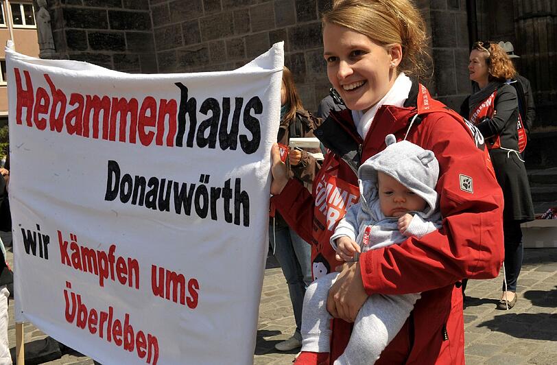 Gut 200 Hebammen (und einige Babys) demonstrierten in Nürnberg für bessere Arbeitsbedingungen.