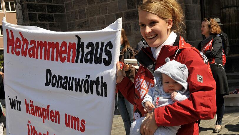 Gut 200 Hebammen (und einige Babys) demonstrierten in Nürnberg für bessere Arbeitsbedingungen. Gut 200 Hebammen (und einige Babys) demonstrierten in Nürnberg für bessere Arbeitsbedingungen.
