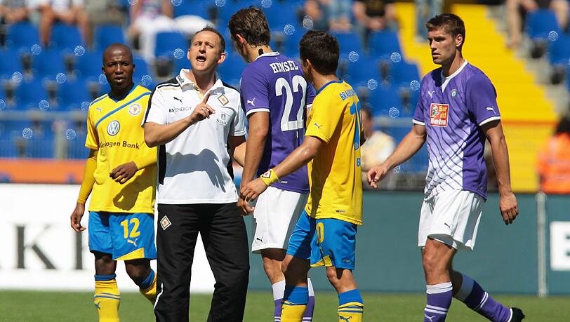 raunschweigs Trainer Torsten Lieberknecht (2.v.l.) diskutiert in der Halbzeitpause mit Aues Marc Hensel (3.v.l.). raunschweigs Trainer Torsten Lieberknecht (2.v.l.) diskutiert in der Halbzeitpause mit Aues Marc Hensel (3.v.l.).
