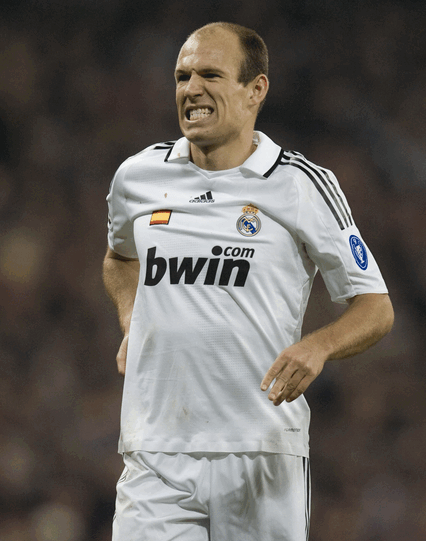 Doch auch in Spanien wurde der Niederländer immmer wieder zurückgeworfen - als Real zur Saison 2009/2010 Cristiano Ronaldo von Manchester United und Kaka vom AC Mailand verpflichtete, blieb für Robben kein Platz.