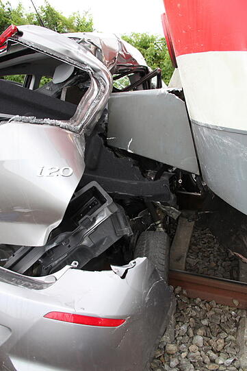 Bei einem schweren Unfall mit einem Regionalzug ist am Mittwochmorgen eine junge Autofahrerin ums Leben gekommen.