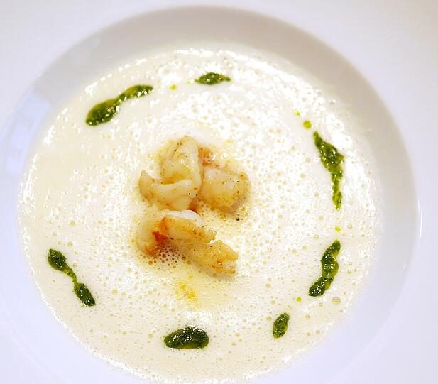 2. Gang: Kohlrabicremesüppchen mit gebratener Garnele und Petersilienöl