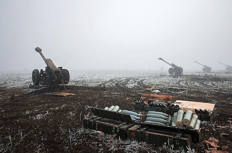 Kämpfe im Osten der Ukraine. Rund 1.000 Kilometer entfernt sollen die ersten US-Soldaten auf ukrainischem Gebiet eigetroffen sein.